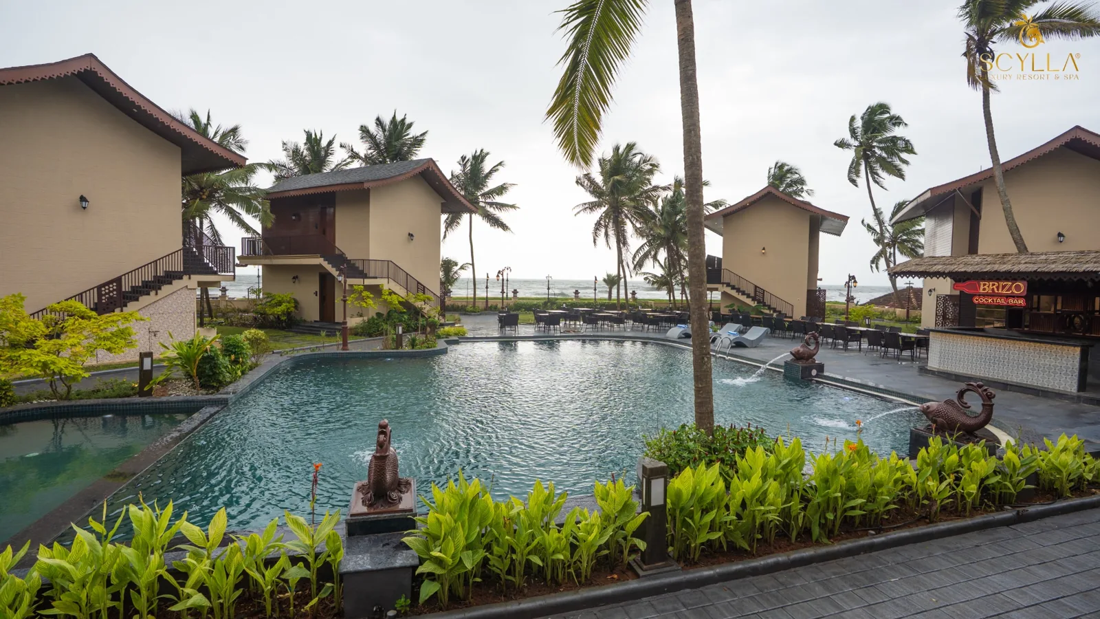 Luxury pool and Arabian Sea view for romantic beach getaway near Mangalore